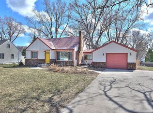 946 County Road B2 W, Roseville, MN 55113