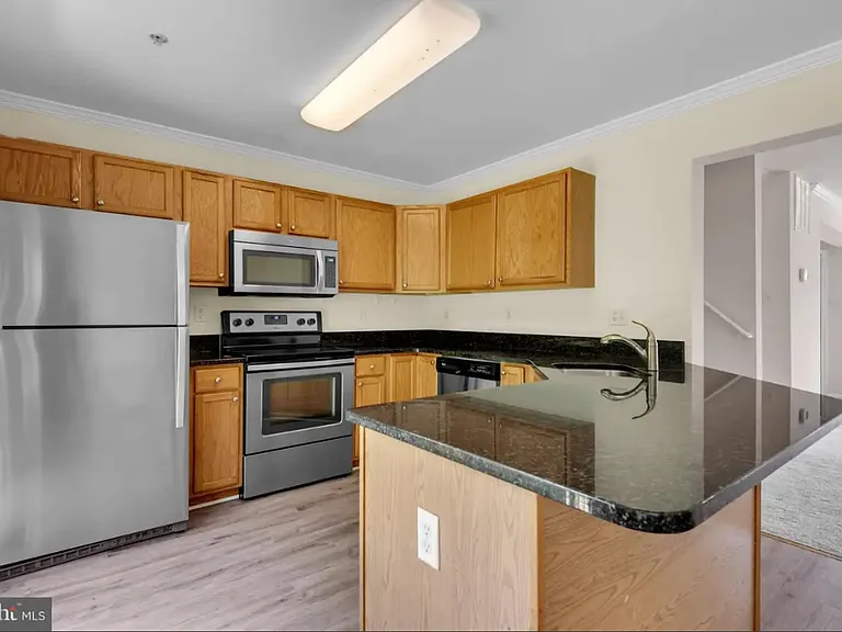 702 Horse Chestnut Ct — Photo 2