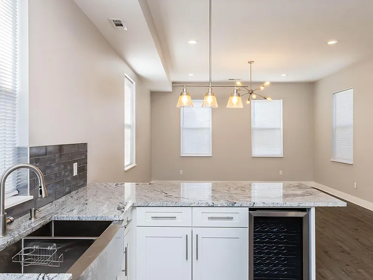800 E Cherry St — Photo 3