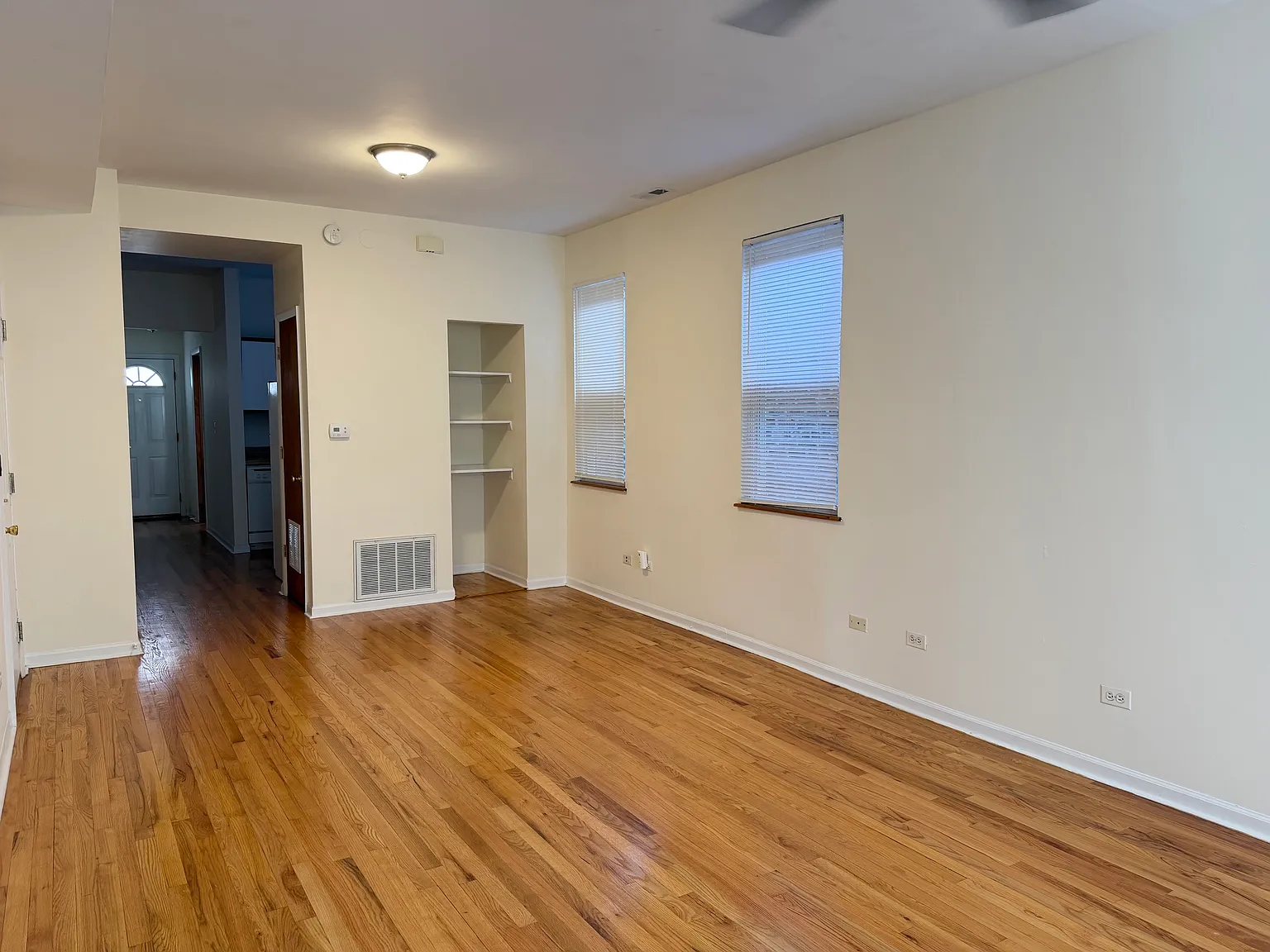 3 bed, 1300 sqft, $2,400 — Photo 3