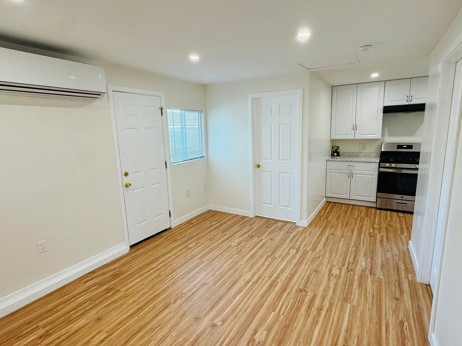 1 bed, 450 sqft, $2,100 — Photo 3