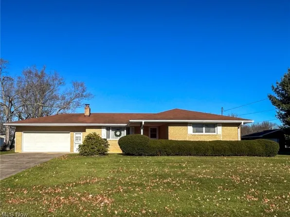 810 Carlton Dr, Campbell, OH 44405