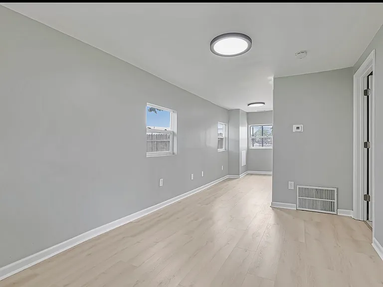 1341 Genessee Ave — Photo 2
