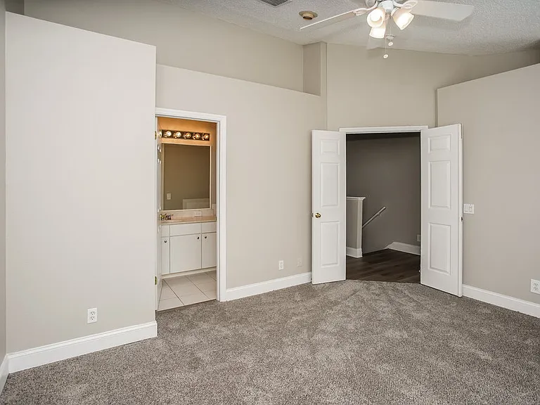 740 Vallance Way NE — Photo 10