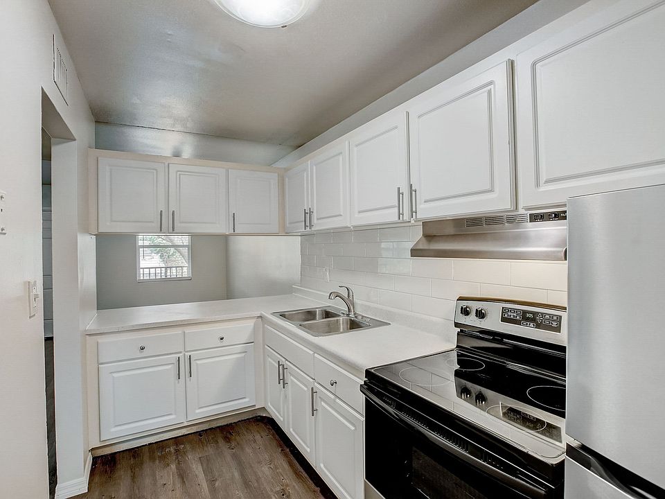 KITCHEN (FINISHES VARY)