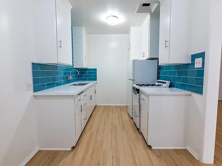 Gayley Manor Apartments — Photo 70