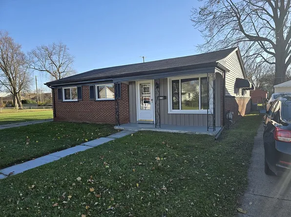 22316 Grove Pointe St, Saint Clair Shores, MI 48081