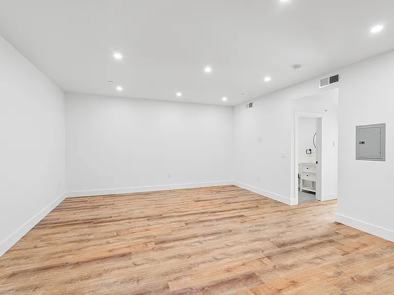 708 N 43rd St #6 — Photo 5