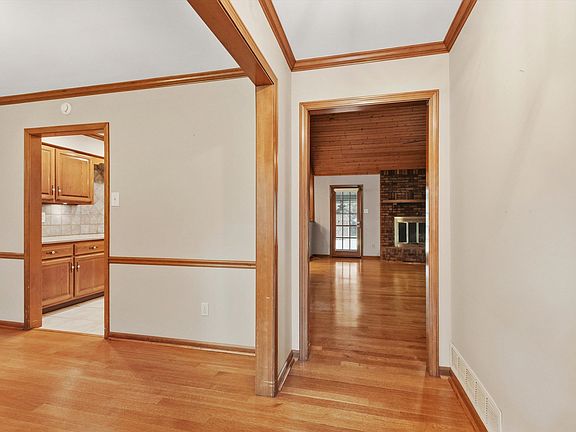 4th image of 3961 Oak Rd