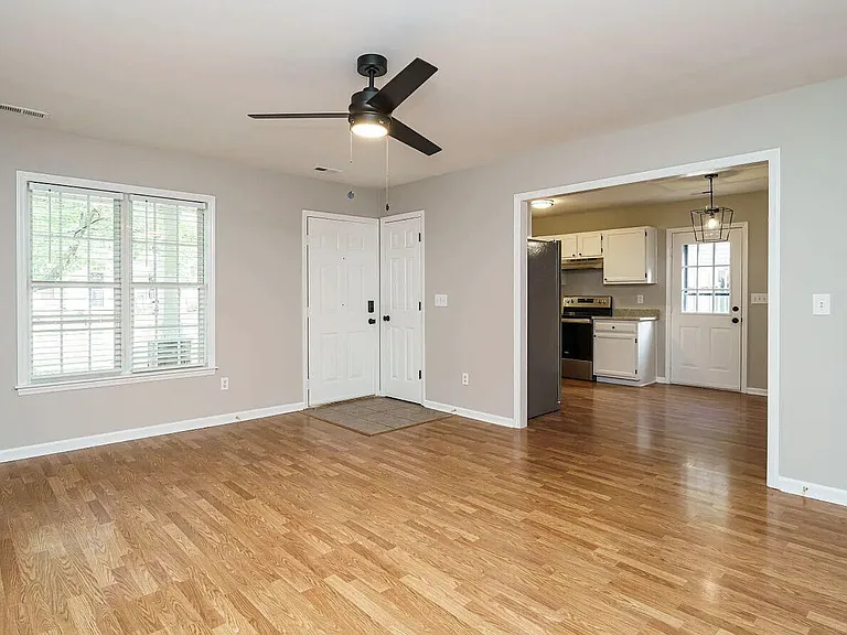 216 Highgate Cir — Photo 3