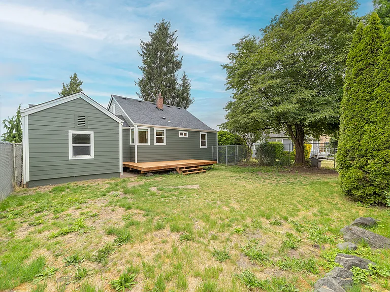 910 E Main St — Photo 17