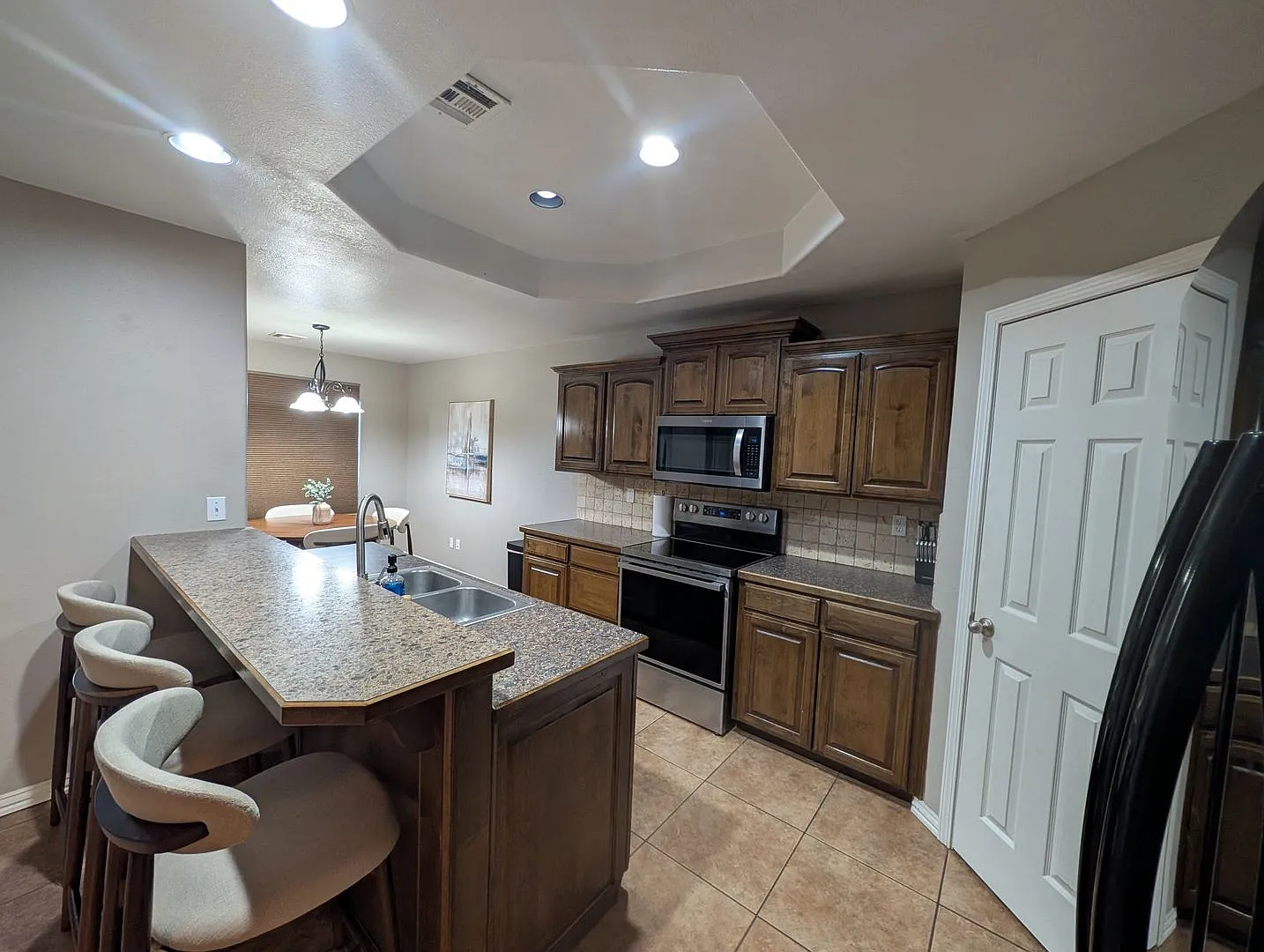 Fully Furnished-All Bills Paid- 3 Bedroom Home- 1 acre Pryor — Photo 3