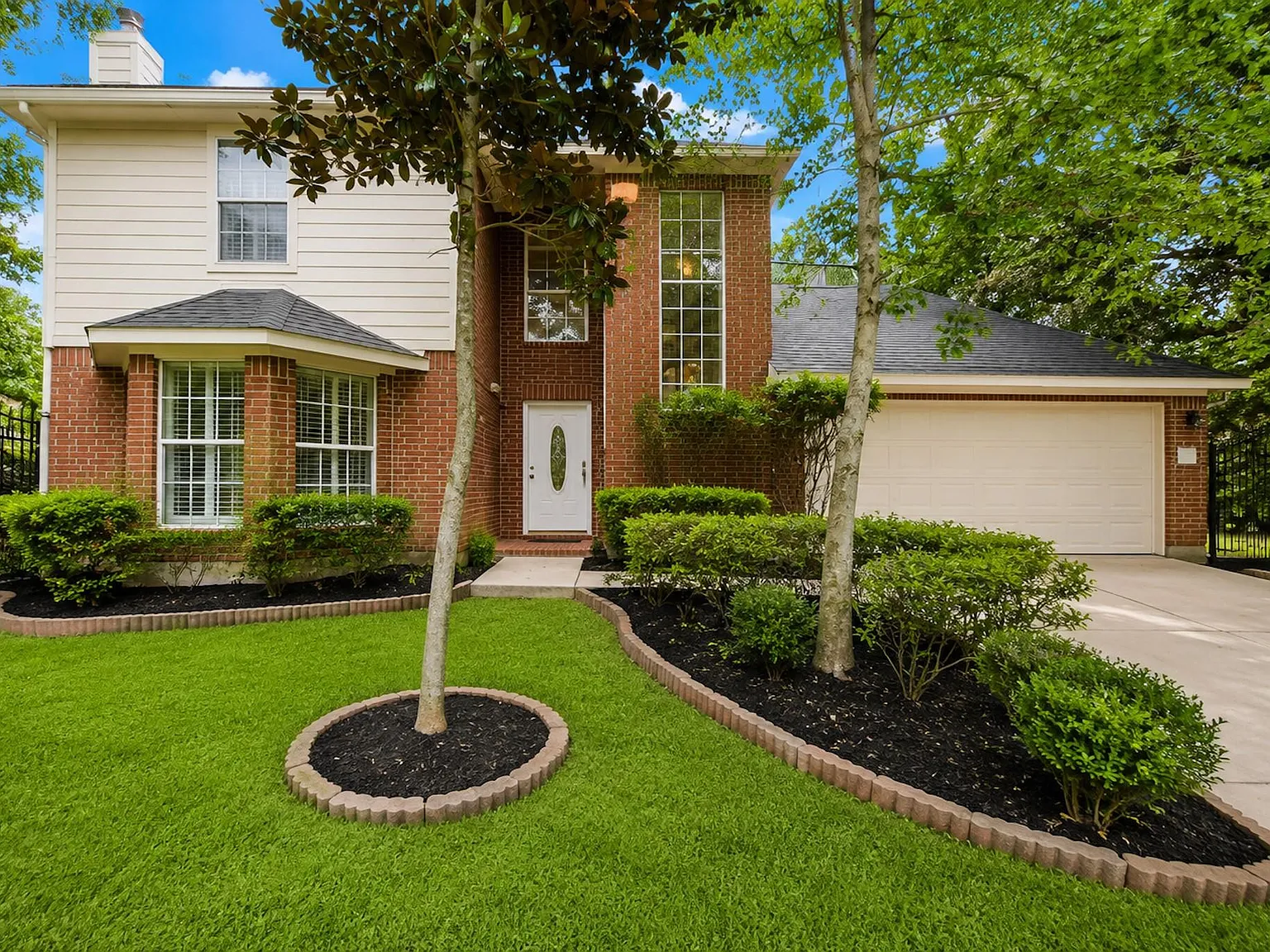 4 bed, 2.5 bath, 2490 sqft, $1,900 — Photo 3