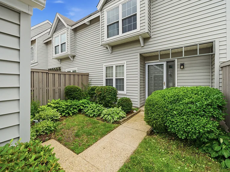 5109 Glenwood Way — Photo 4