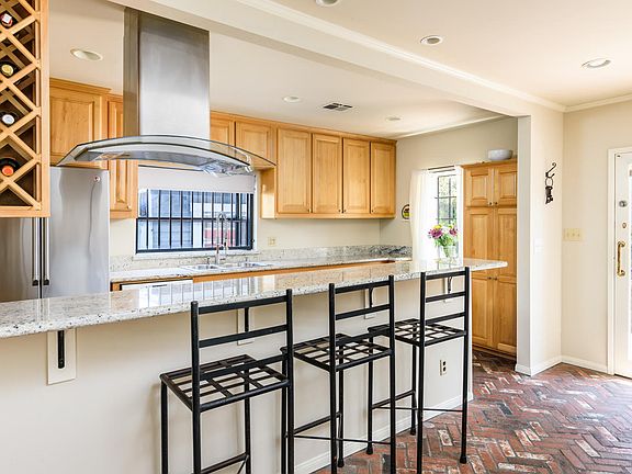 5th image of 830 Portsmouth Ct