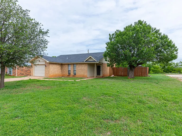 3902 Karen Dr — Photo 2