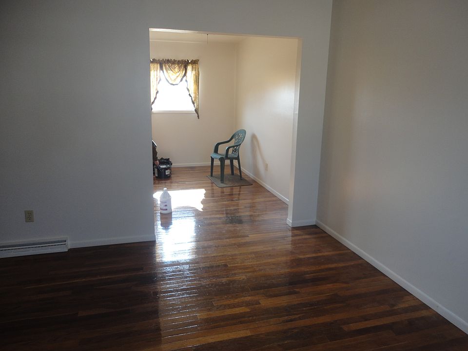 living room/dining area