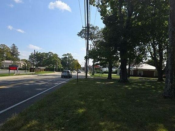 4th image of 2083 Wading River Manor Rd