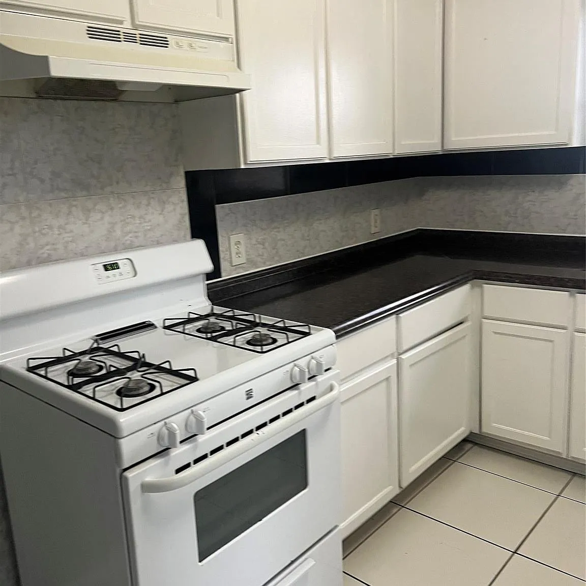 3 bed, 1.0 bath, 840 sqft, $1,200 — Photo 3