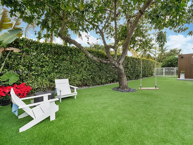 5715 SW 56th Ter — Photo 4