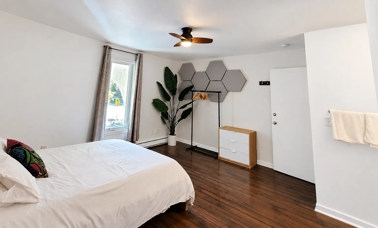 706 East Stuart Street, Unit Bedroom East C — Photo 3