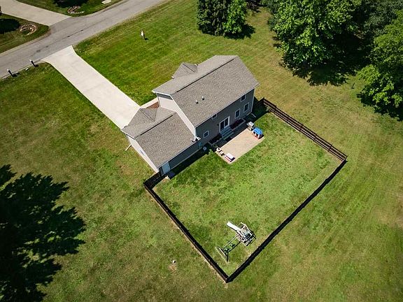 3rd image of 1395 Willow Dr