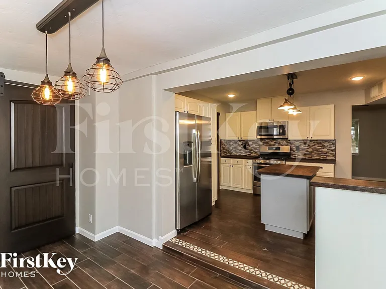 2206 E Arbor Cir — Photo 5