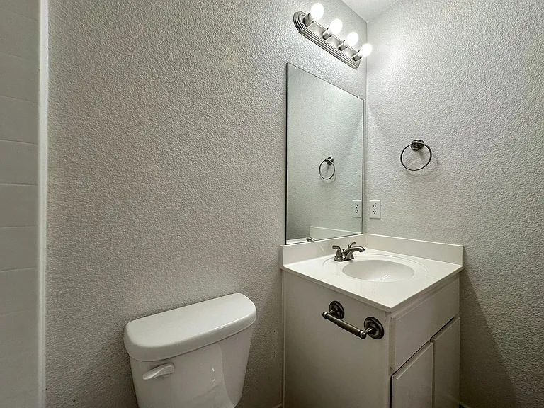 1813 Clovis Dr — Photo 29