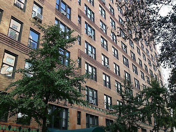 3rd image of 210 E 68th St APT 6L