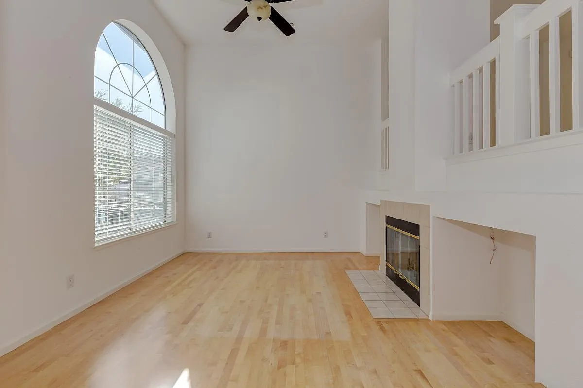3 bed, 2.5 bath, 1400 sqft, $6,275 — Photo 4