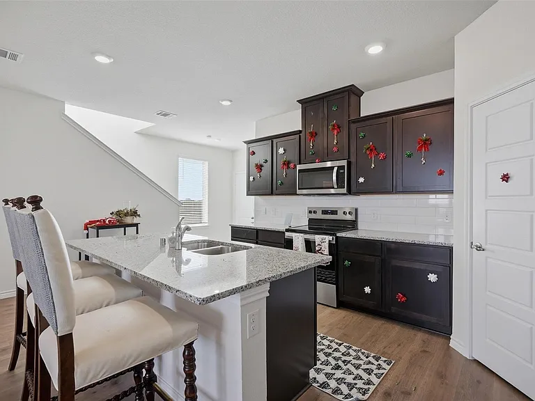 732 Thorn Creek Dr — Photo 3