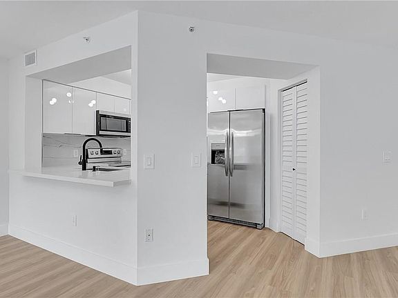 5th image of 800 SW 142nd Avenue #302 N