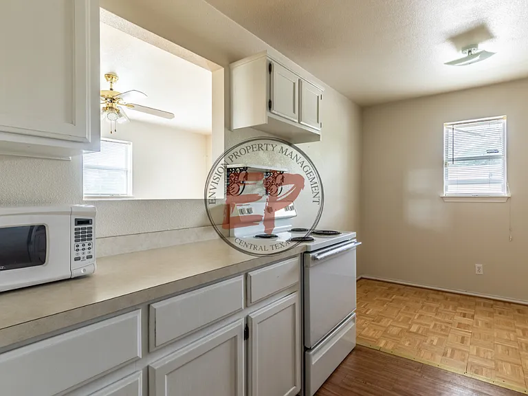 520 E Live Oak St #B — Photo 2