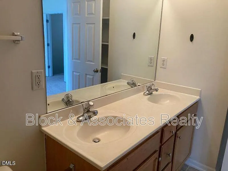 3 bed, 2.5 bath, 1440 sqft, $1,650 — Photo 3