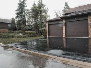 2 Creekside Cir APT A, Elgin, IL 60123