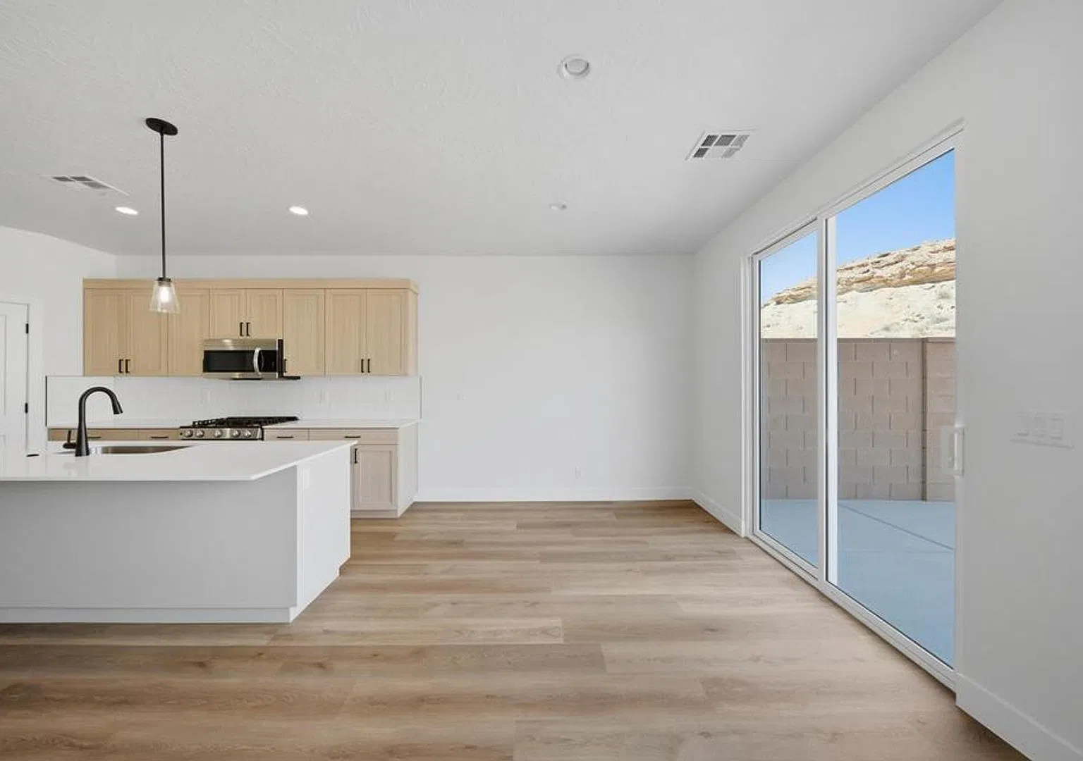 End Unit! New 3 Bedroom Townhome — Photo 4