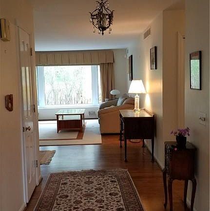 4th image of 102 Oak Manor Cres