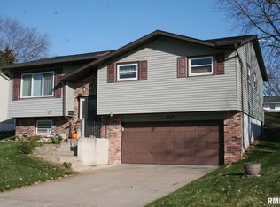 3525 Sunny Hill Dr, Bettendorf, IA 52722