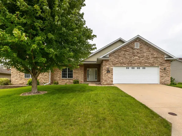 3302 Brook Hollow Dr, Dubuque, IA 52002