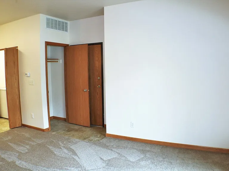 565 Pond View Drive — Photo 5