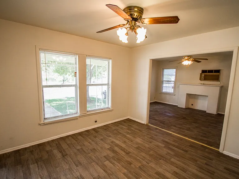 2818 E Houston St — Photo 8