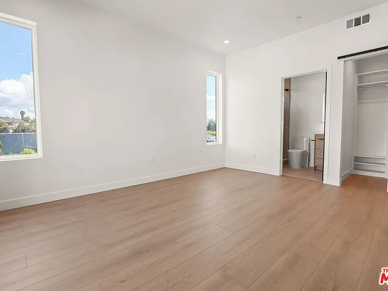 2135 S Longwood Ave #1/2 — Photo 31