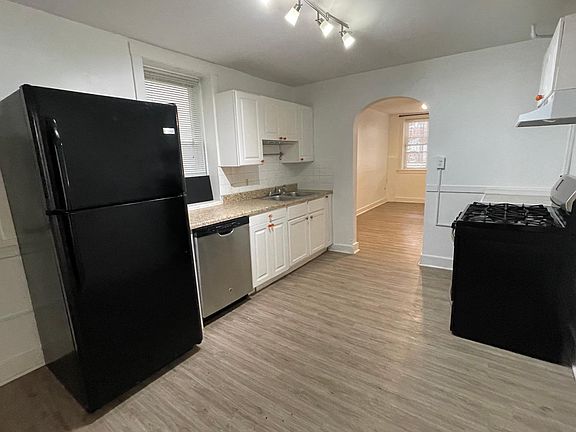 3rd image of 2438 W Diversey Ave