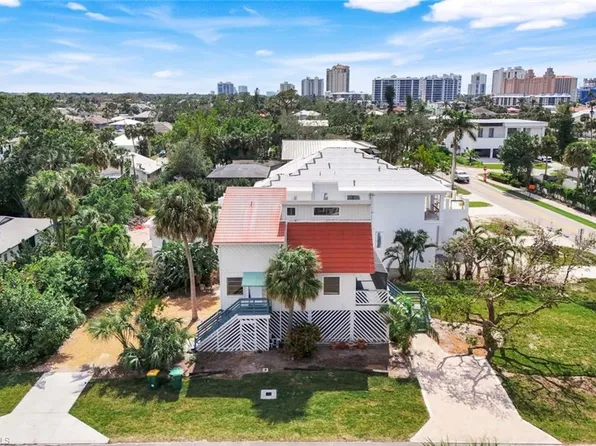 9780 Vanderbilt DR, NAPLES, FL 34108