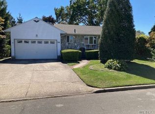 14 Bainbridge St, Islip, NY 11751