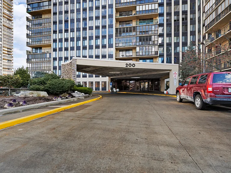 200 Winston Dr #720 — Photo 3