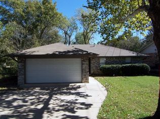1305 Meadow Park Dr, White Settlement, TX 76108