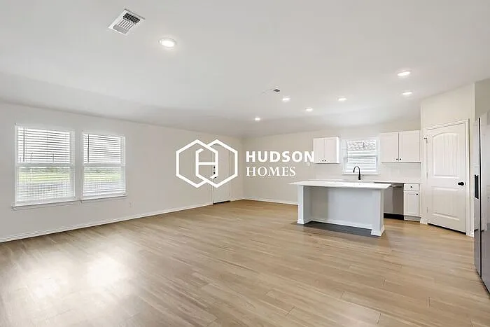 3 bed, 2.0 bath, 1600 sqft, $1,549 — Photo 3