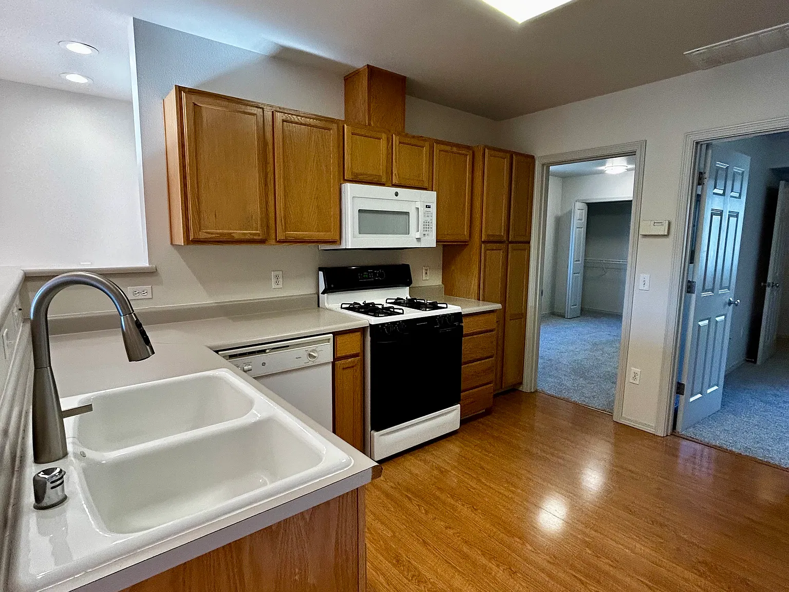 2 bed, 870 sqft, $2,495 — Photo 2
