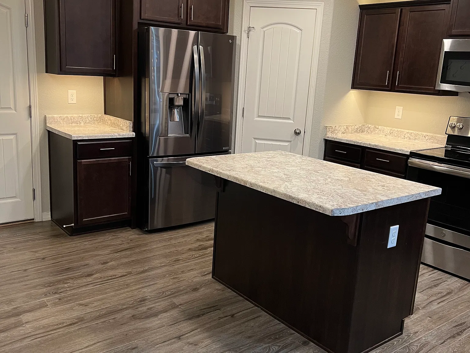 3 bed, 2.5 bath, 1680 sqft, $2,400 — Photo 4